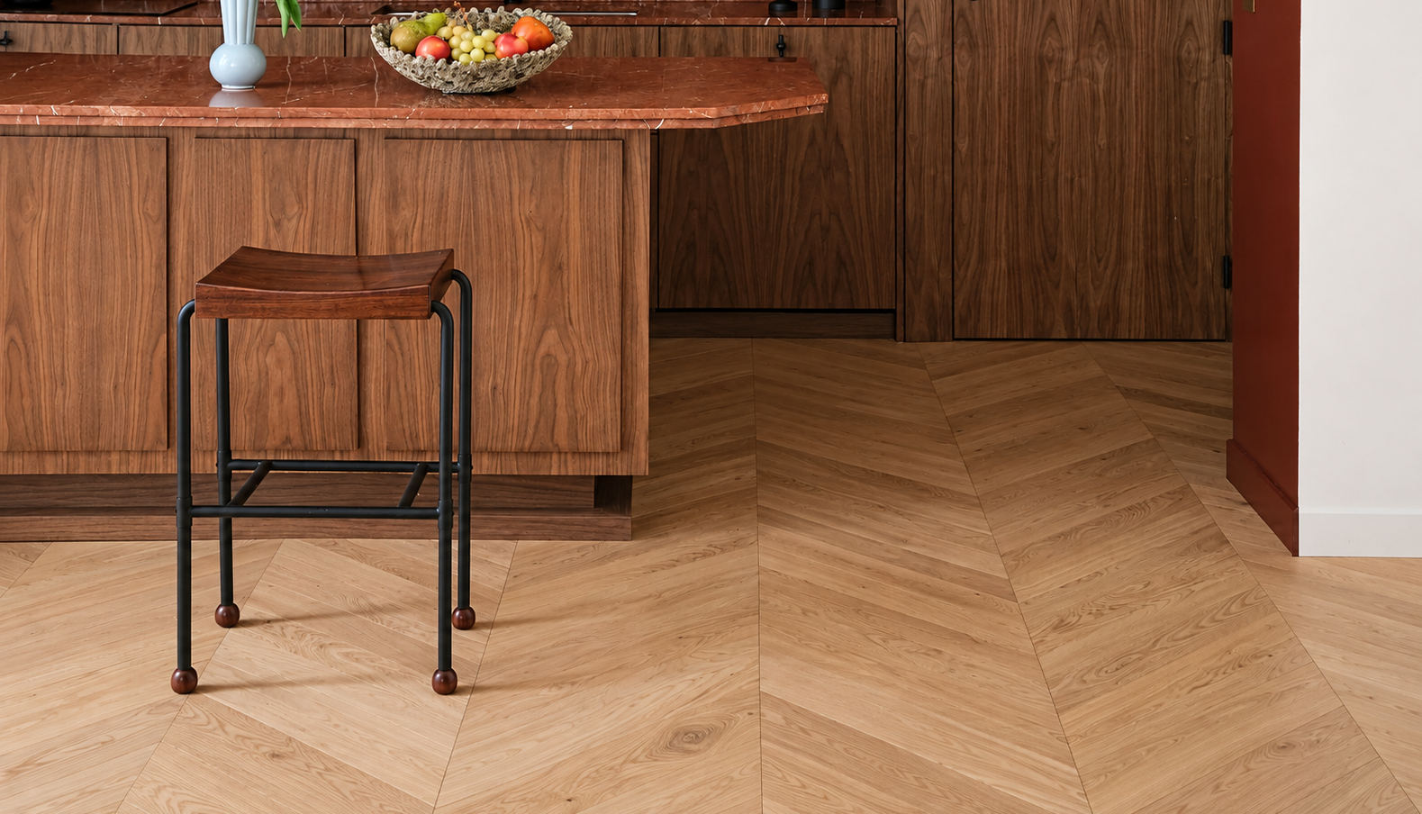 Không gian phòng khách Bắc Âu hiện đại dùng sàn gỗ NOËL Parquet herringbone, màu sắc nguyên bản, chống ẩm vượt trội